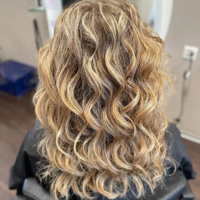Blonde Wellen nach dem Styling