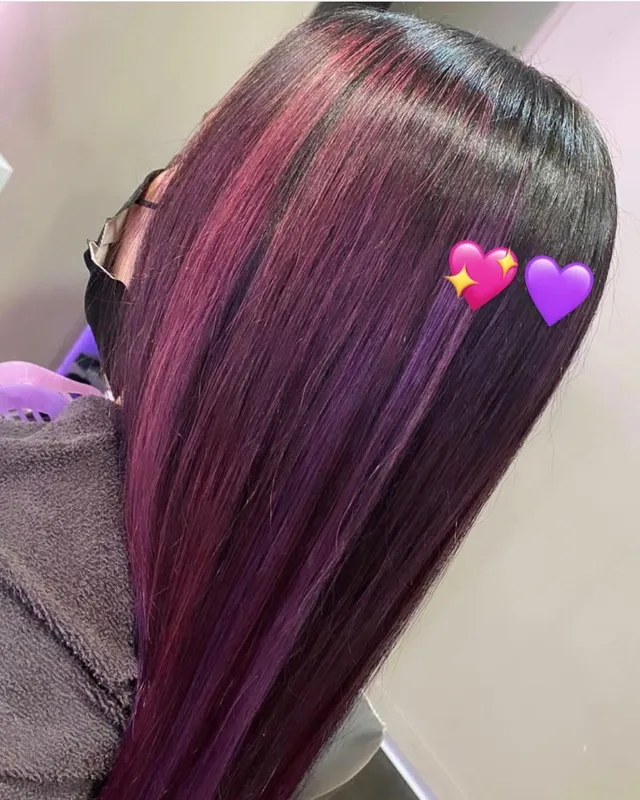 Intensive Haarfarbe in Violett, frisch gestylt