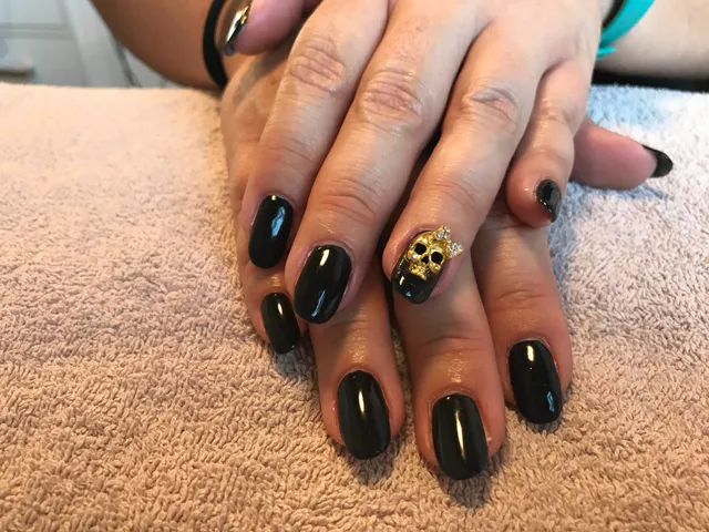 Schwarze Nägel mit Goldakzent