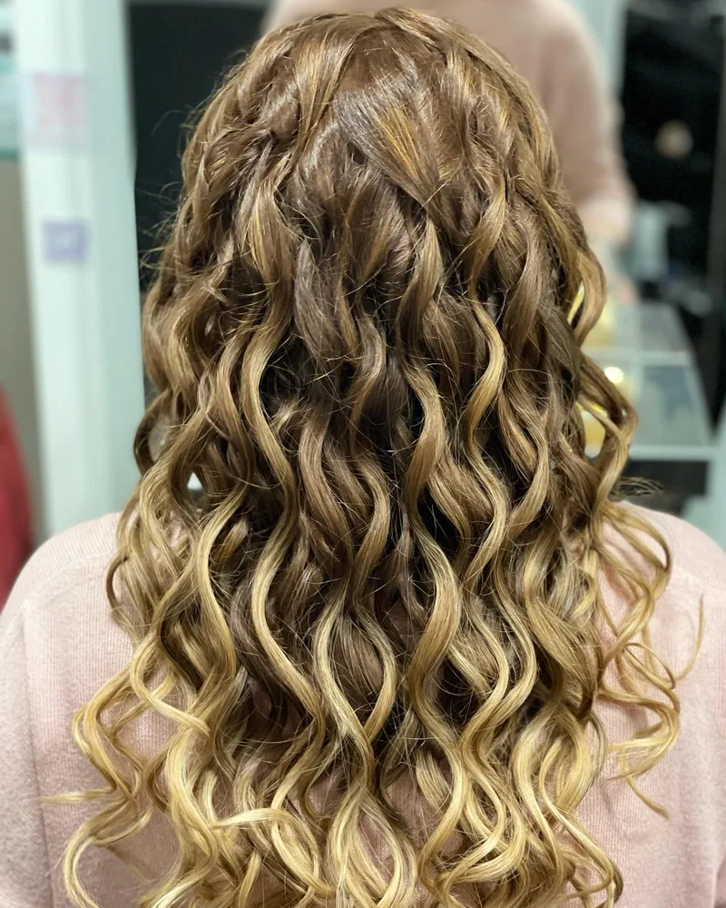 Definierte Locken für den grossen Tag, von hinten fotografiert